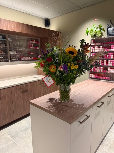 Toonbank met bloemen in de nieuwe salon van Haarverzorging Den Dolder