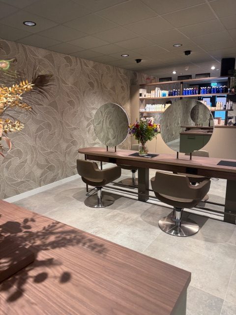 De kapplaatsen in de nieuwe salon van Haarverzorging Den Dolder